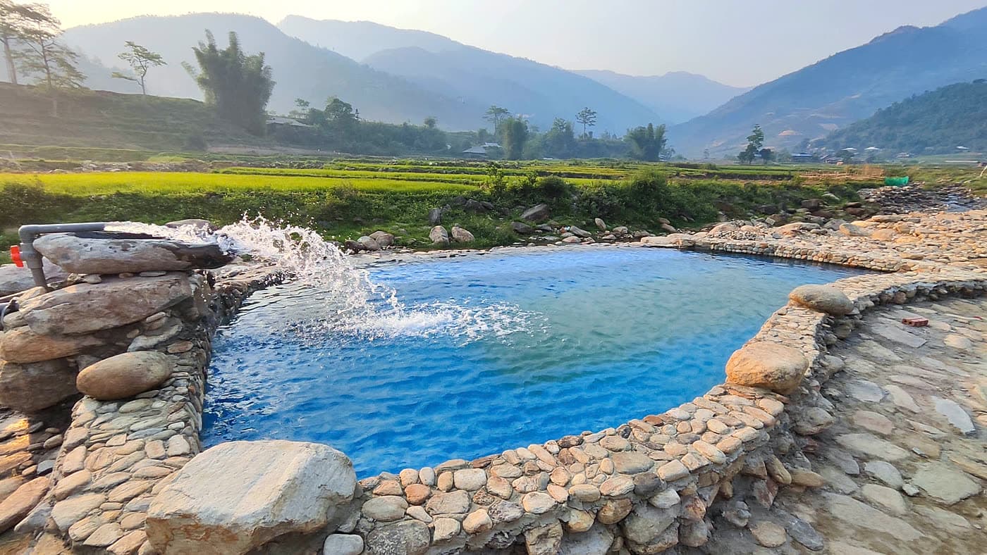 Bể bơi ven suối Mebayluon