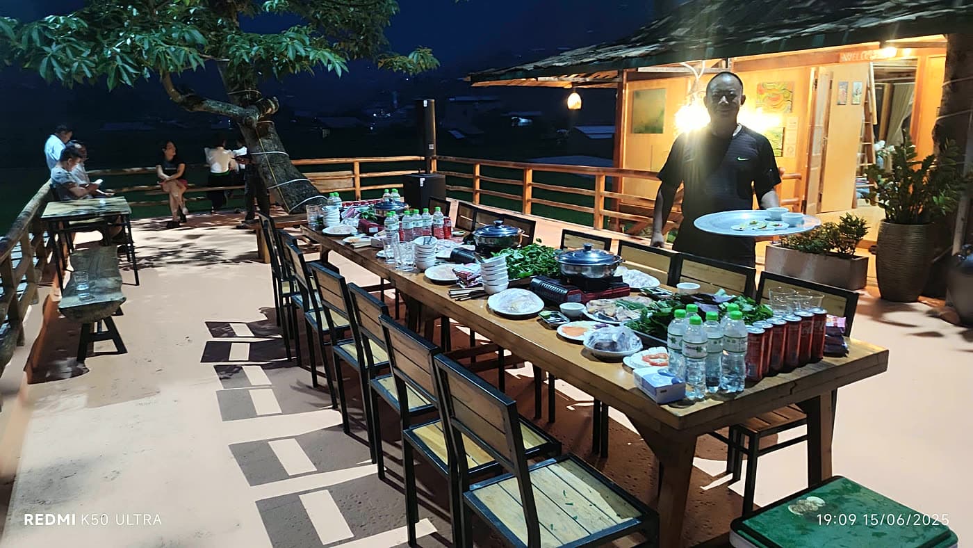 Bữa tối ngoài trời view suối