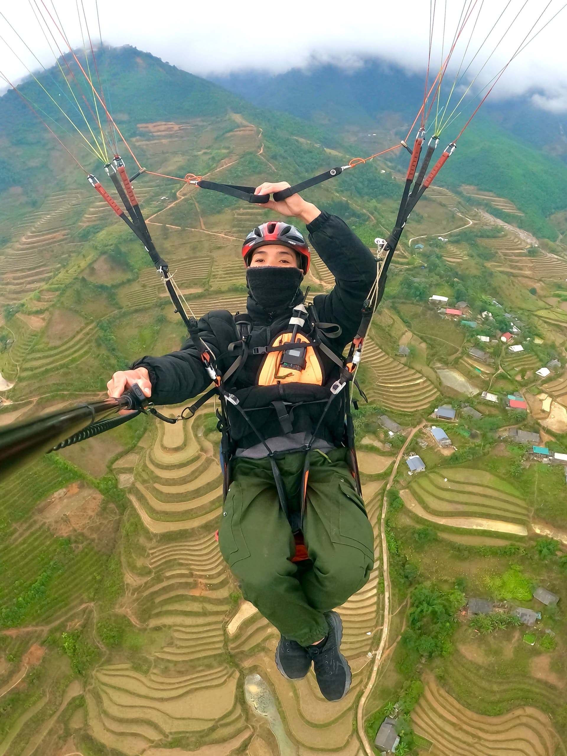 Phi công A Mặc bay đôi