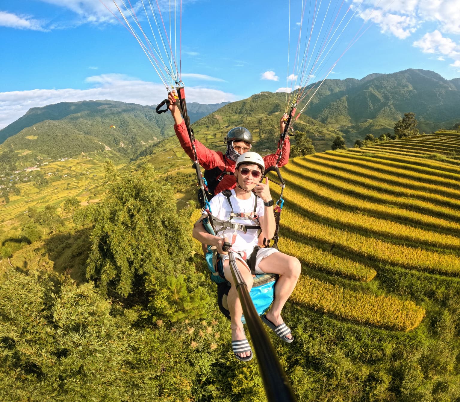 Nhìn từ đèo về thung lũng