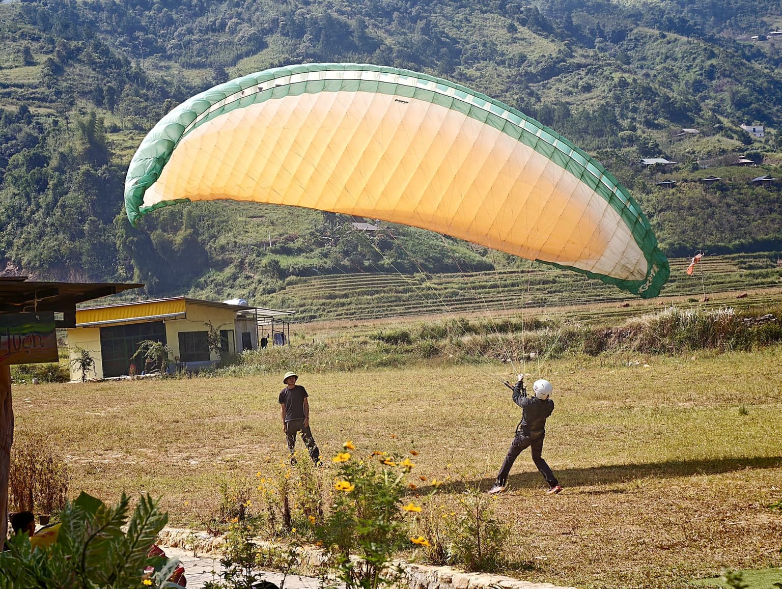 Step 3: wing overhead; the student looks up to check wing and lines while the instructor watches from a distance.