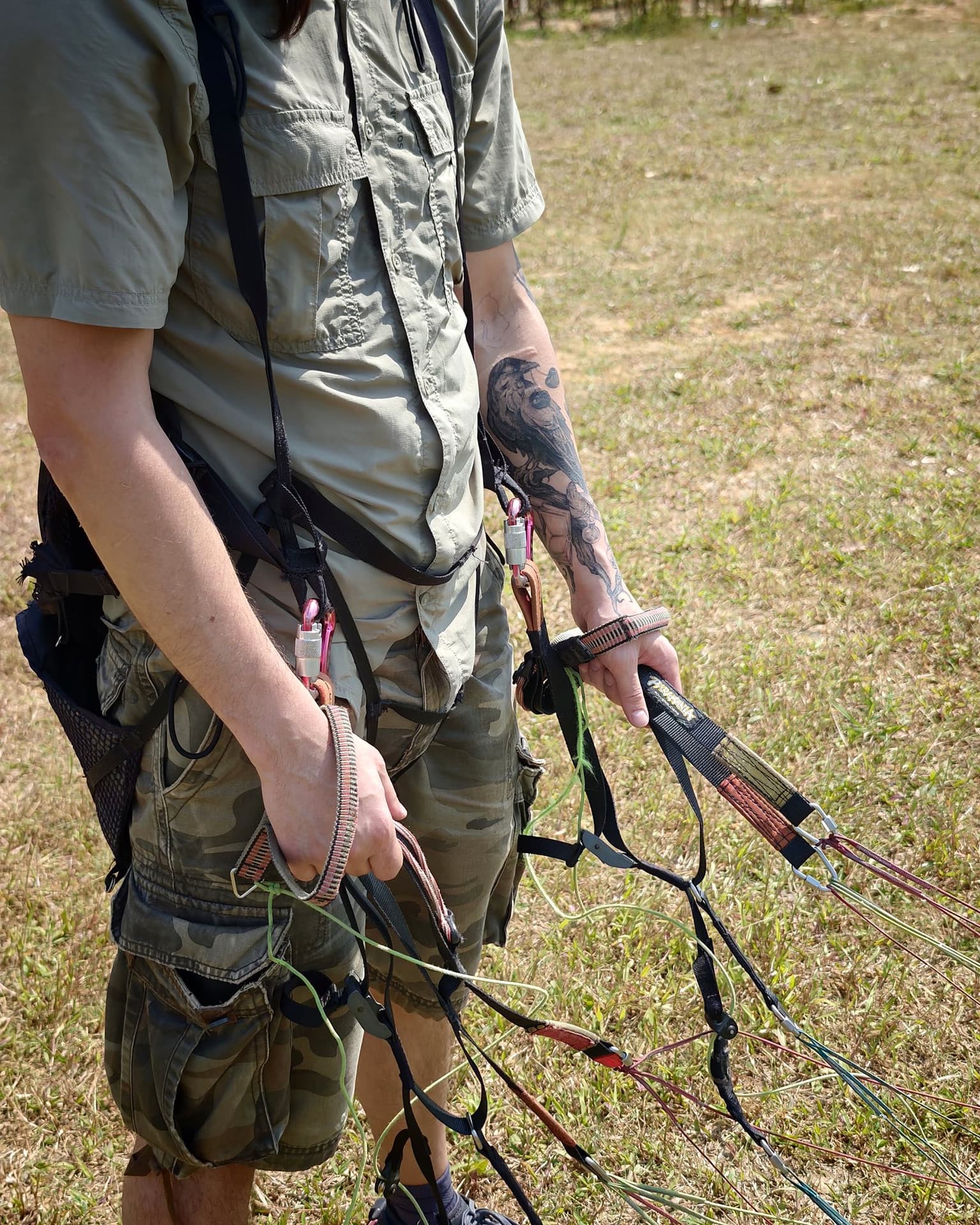 Harness on, risers in hand: no twists, correct brake in each hand.