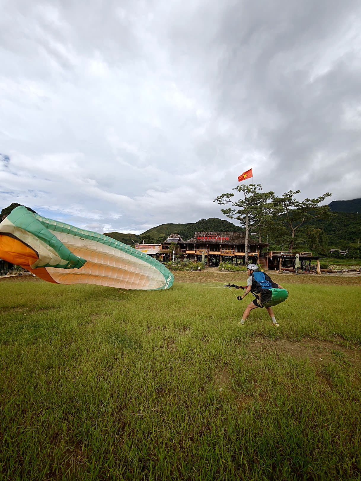 Killing the wing in strong wind: the student leans back and hauls hard on the rear (C) risers and brakes; the wing loses its shape and collapses onto the grass.