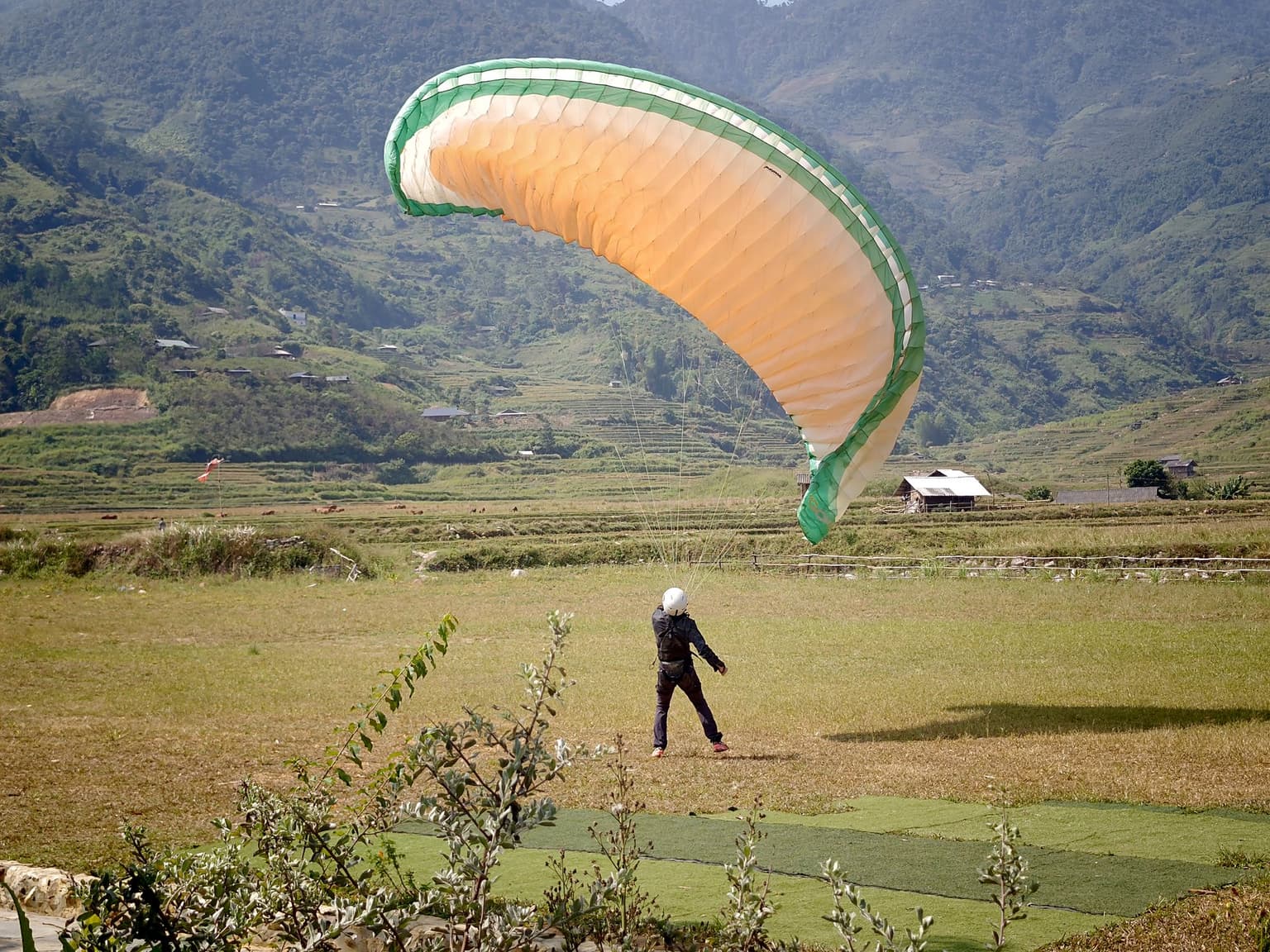 Changing direction: the wing banks into the turn and the student steps after it to stay underneath.