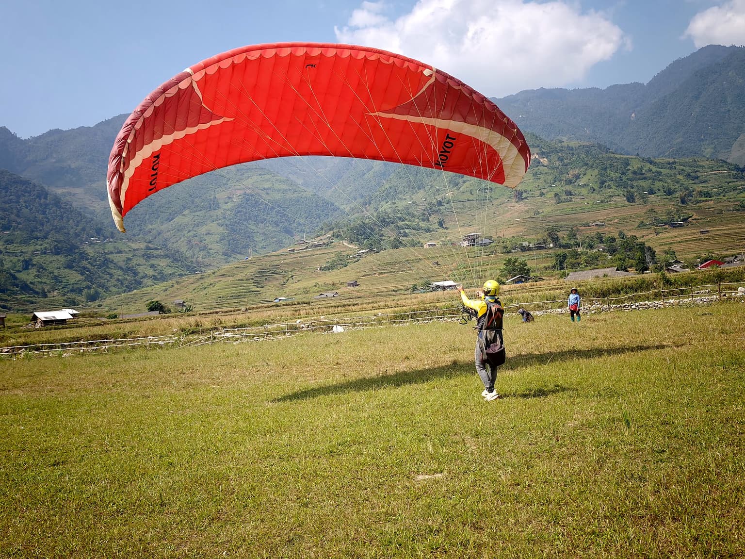 Wing overhead: the student looks up to check wing and lines before running.