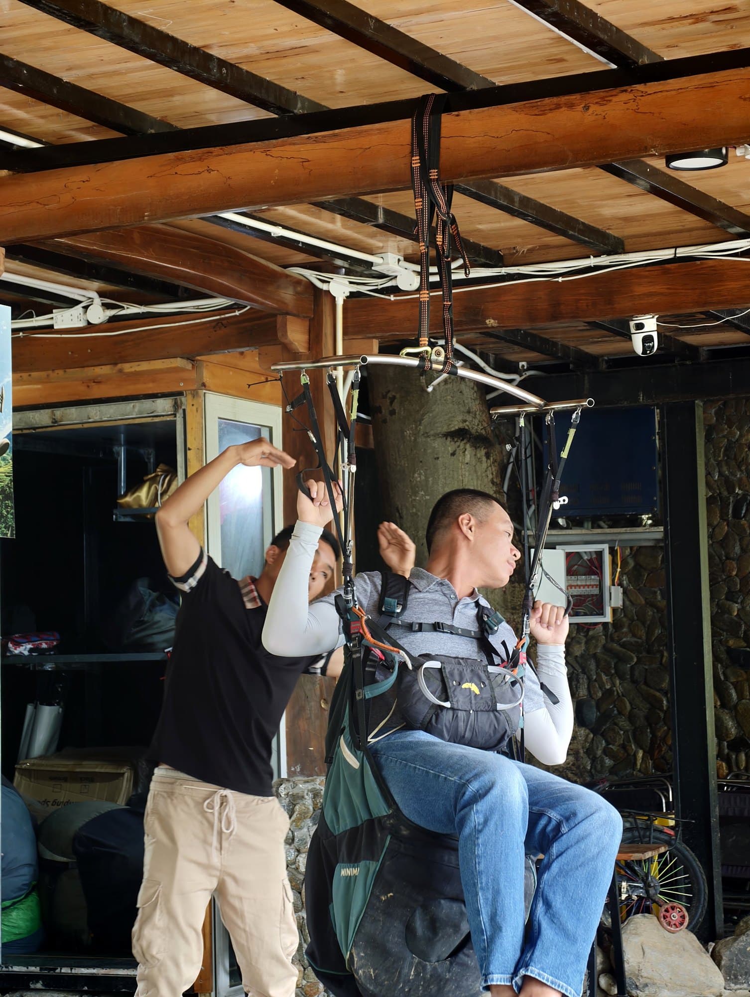 Simulated steering: the instructor demonstrates the weight shift and the student follows, braking on the same side.