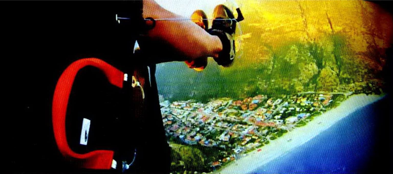 The reserve handle (red) at the side of the harness: within instant reach without letting go of the other brake.