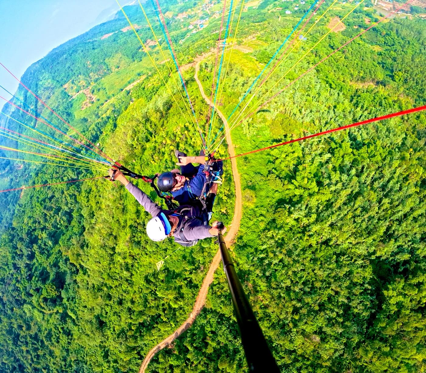 Bay đôi trên sườn rừng Đồi Bù, phía dưới là con đường đất đỏ uốn lượn