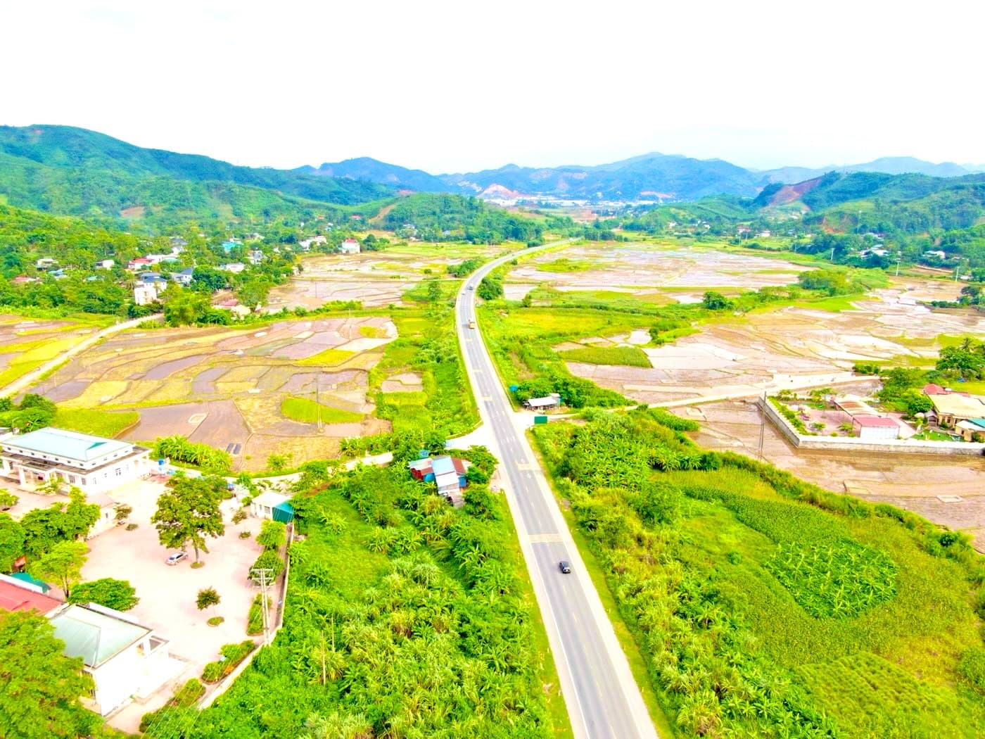 Flycam đoạn đường Hoà Lạc – Hoà Bình dẫn tới bãi hạ cánh Viên Nam giữa cánh đồng lúa