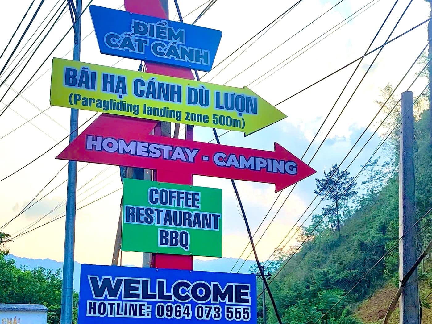 Signpost at the Ban Lim junction: turn here for the paragliding landing field, homestay and café