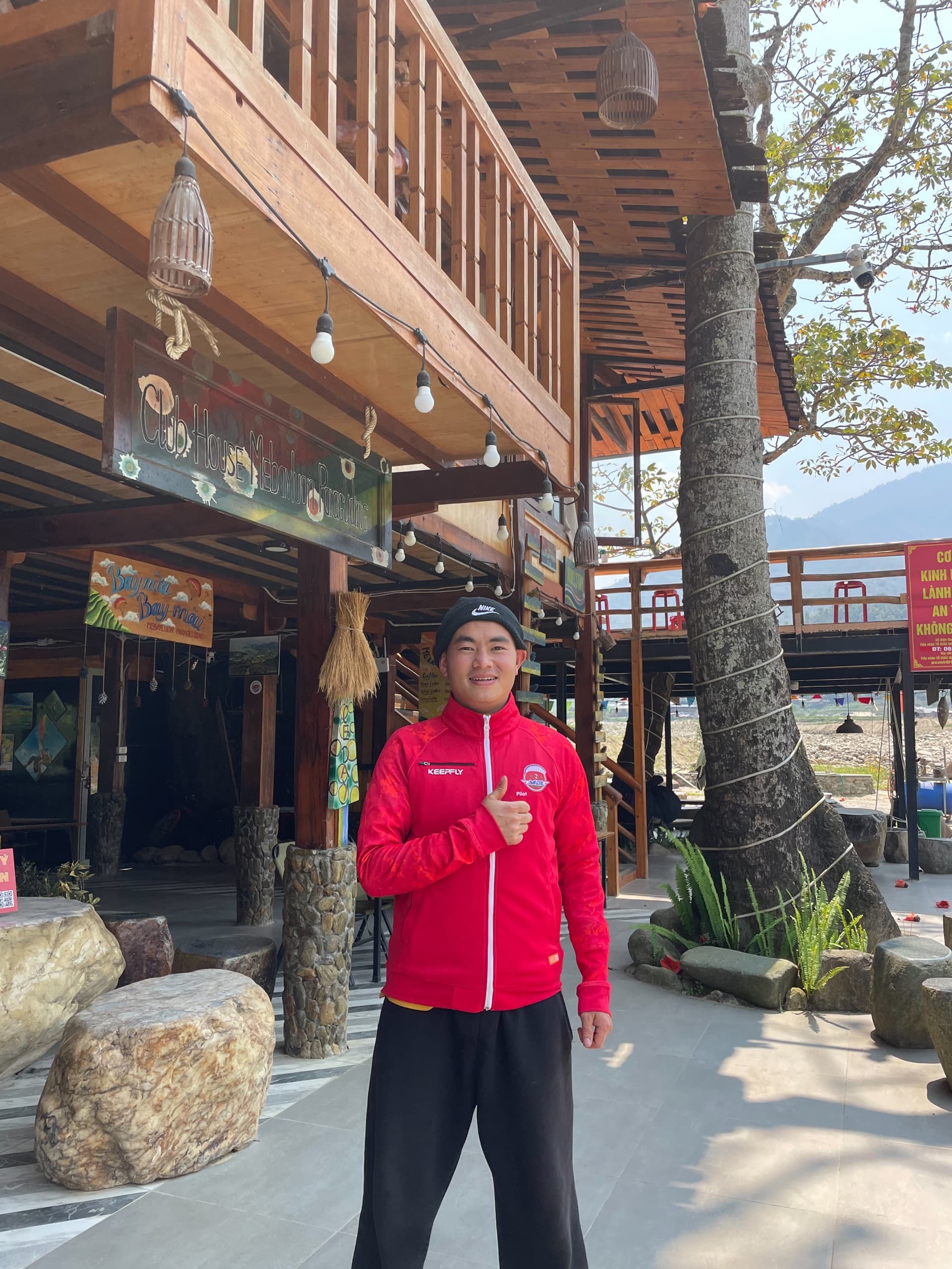 Phi công A Hưng selfie