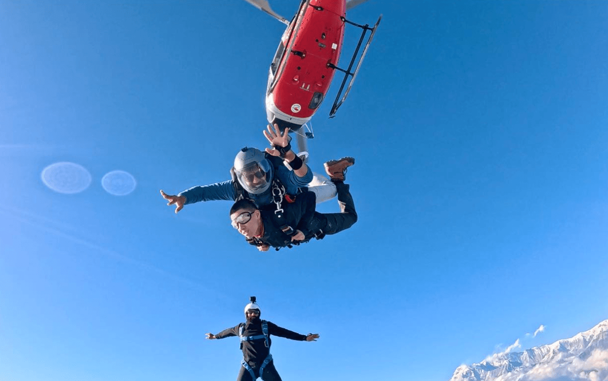 Phi công ALISH THAPA selfie