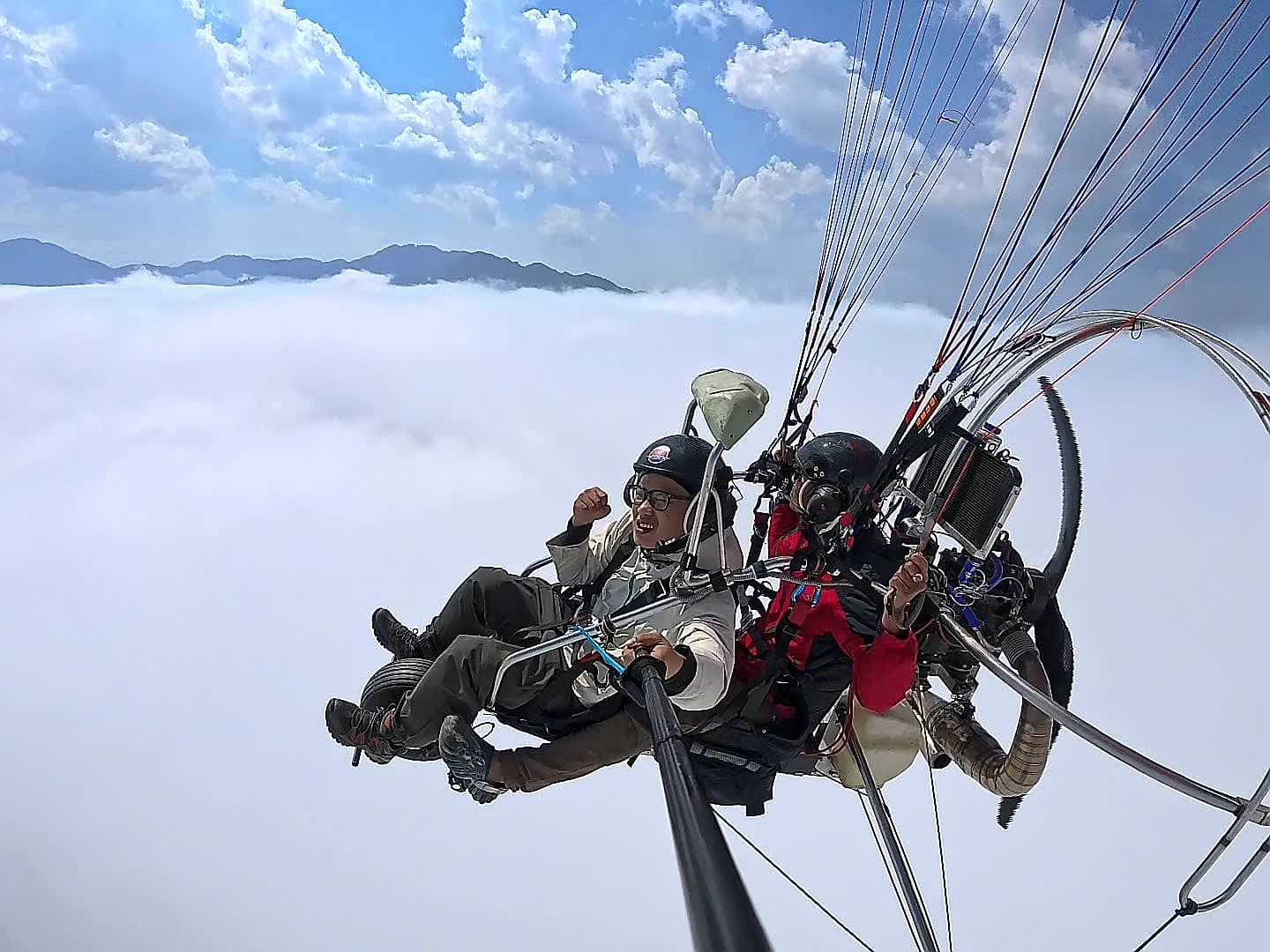 Bay săn mây