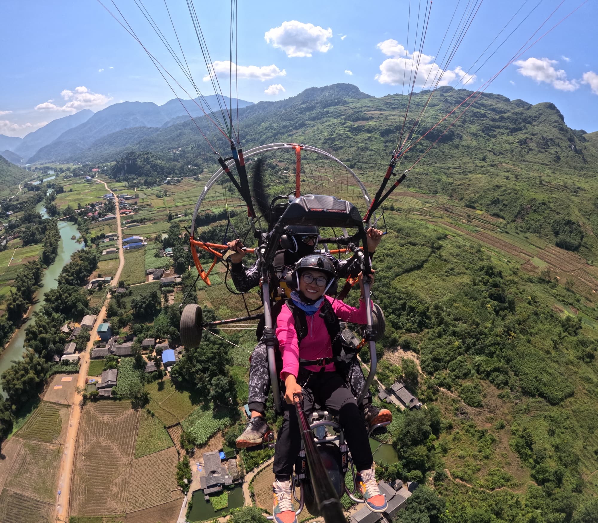 Bay dù lượn trên cung Hà Giang Loop: dừng chân Quản Bạ ngày đầu tiên