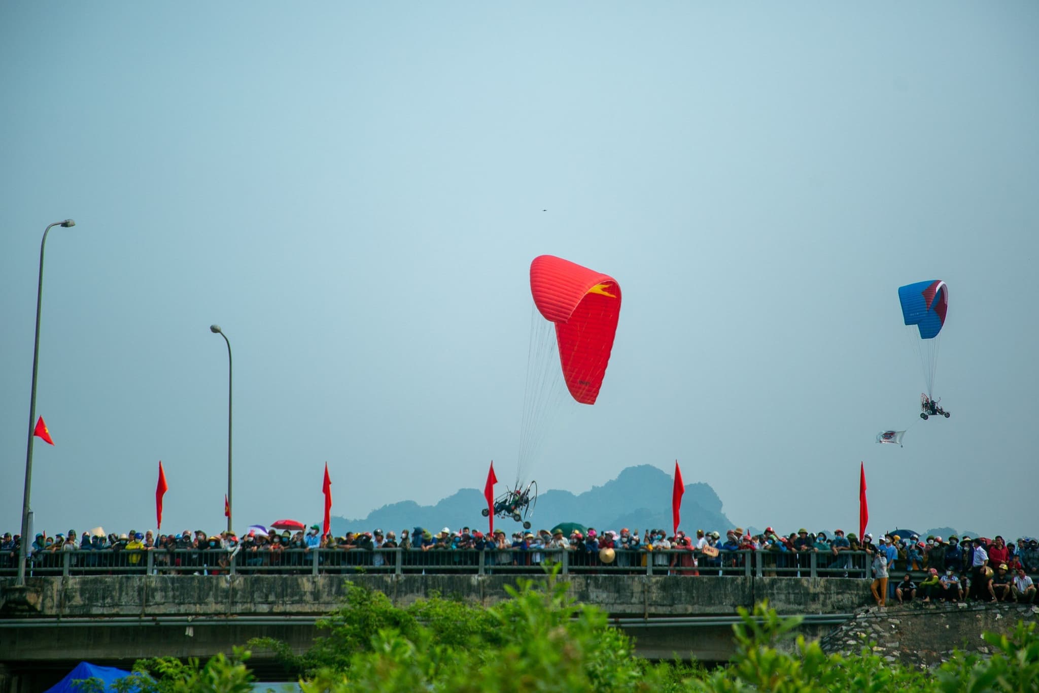 Biểu diễn dù lượn động cơ tại Quỳ Hợp, Nghệ An 2023