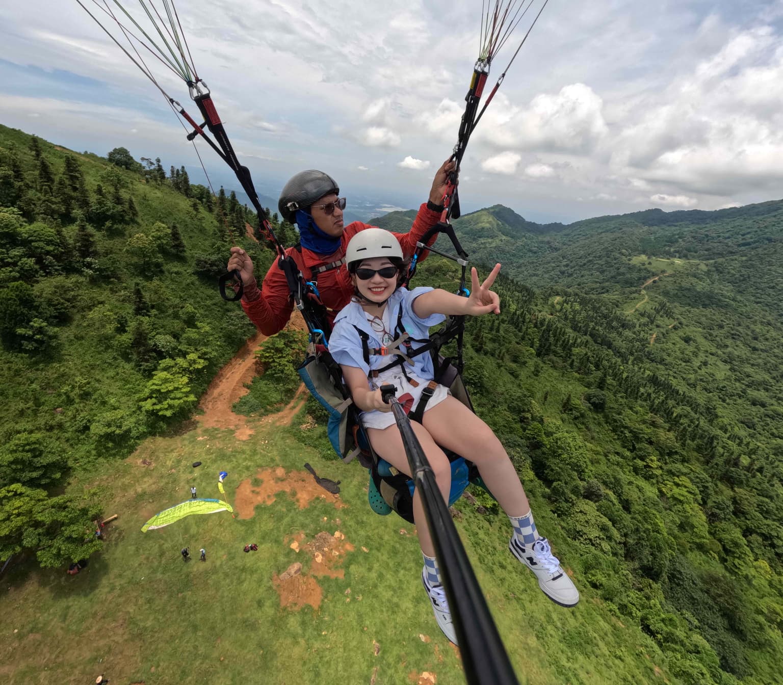 Trải nghiệm bay dù lượn “Trời mây xứ Mường"