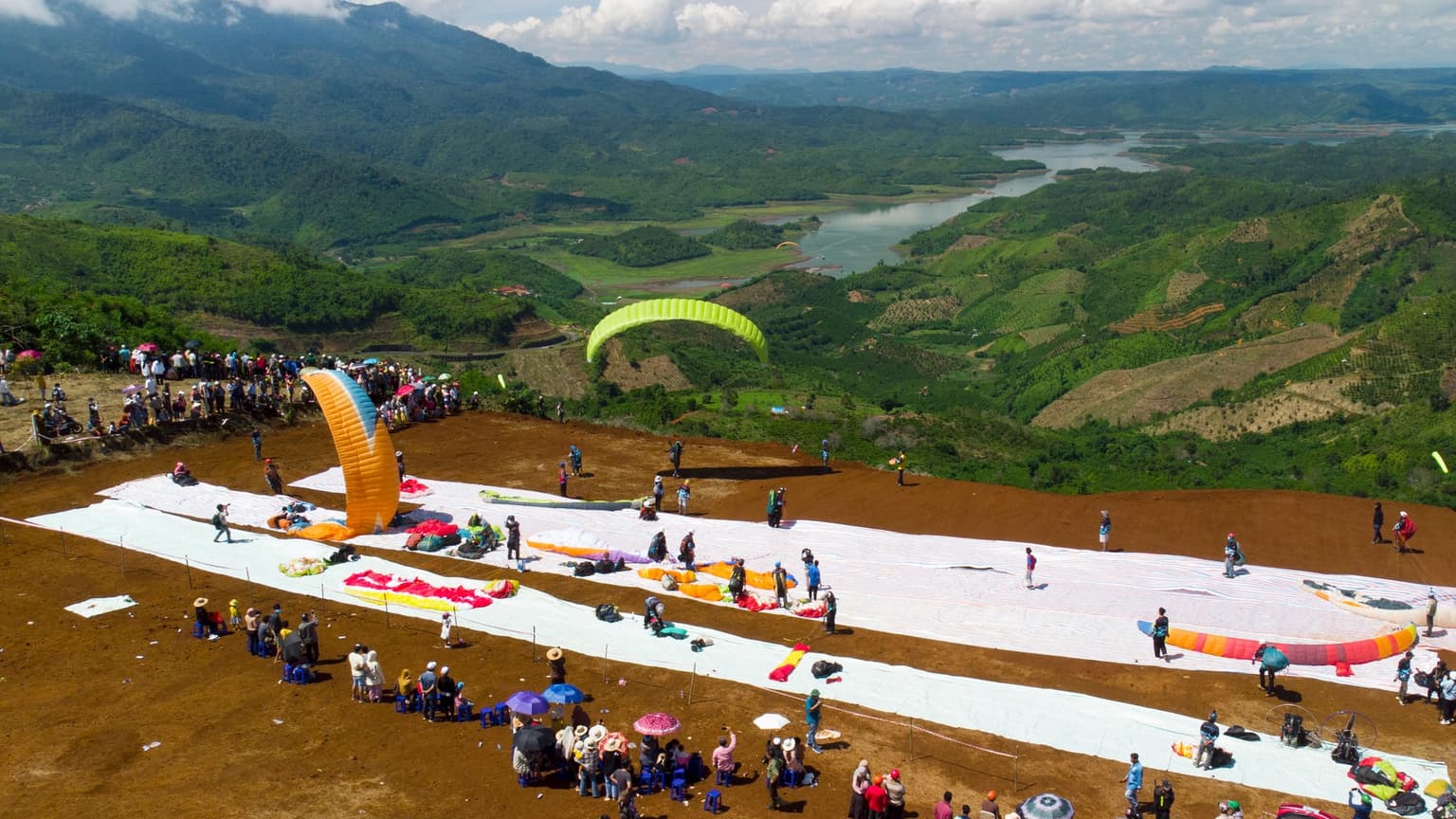 Bay trên Tà Đùng - lễ hội dù lượn 2022