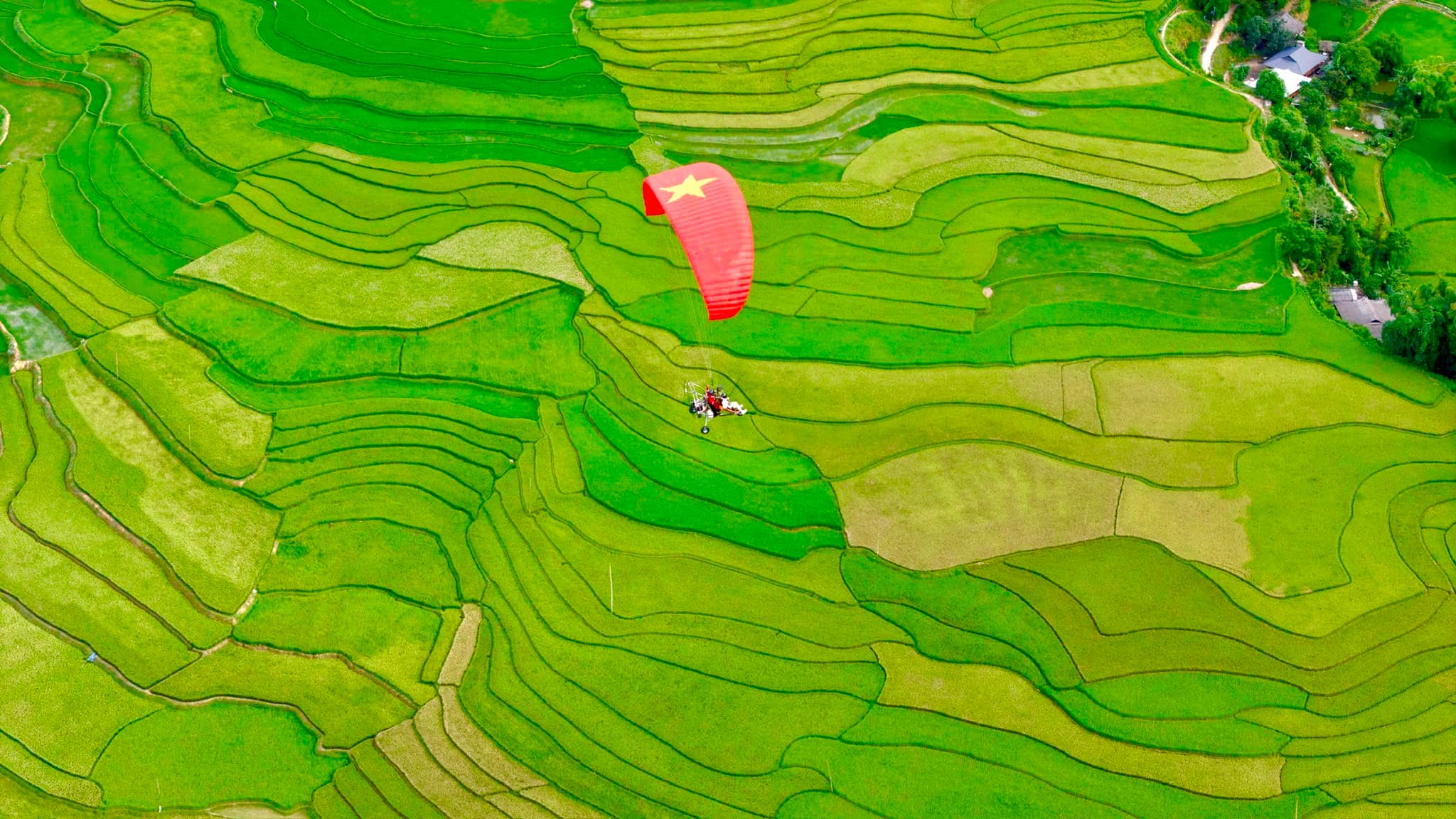 Paramotor Khau Phạ: Dù Lượn Có Động Cơ Ở Mù Cang Chải — Giá 2026, Gói Bay 10–25 Phút, Săn Mây Và Hoàng Hôn