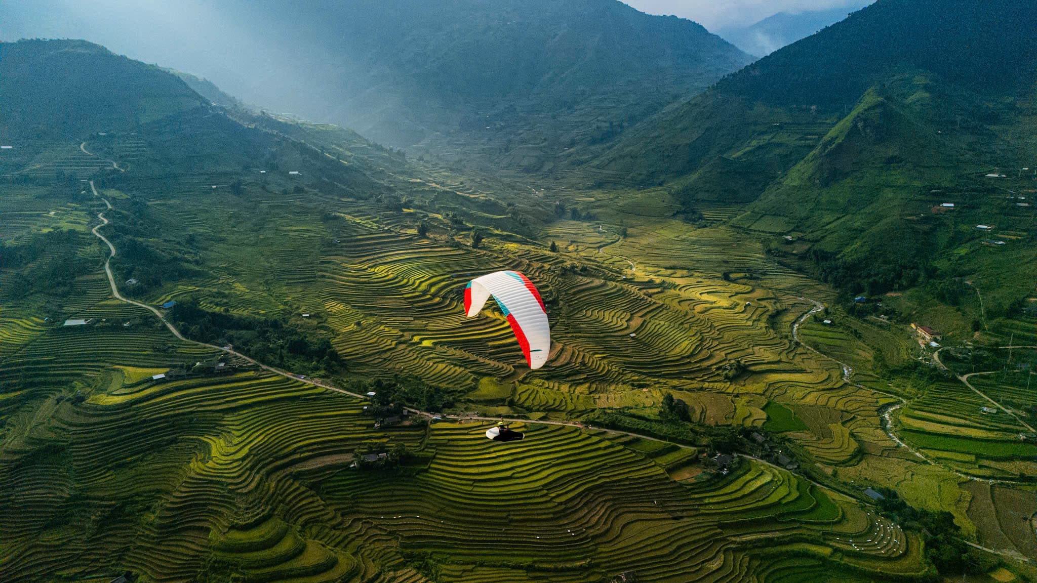 Phi Công Dù Lượn Khau Phạ: Đội Bay 16 Người, Chứng Chỉ Và Số Giờ Bay Thật