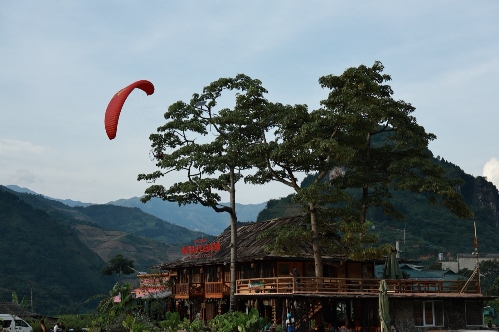 Vòm dù PPG bay qua homestay Mebayluon, cạnh bãi cất cánh PPG dưới chân đèo Khau Phạ