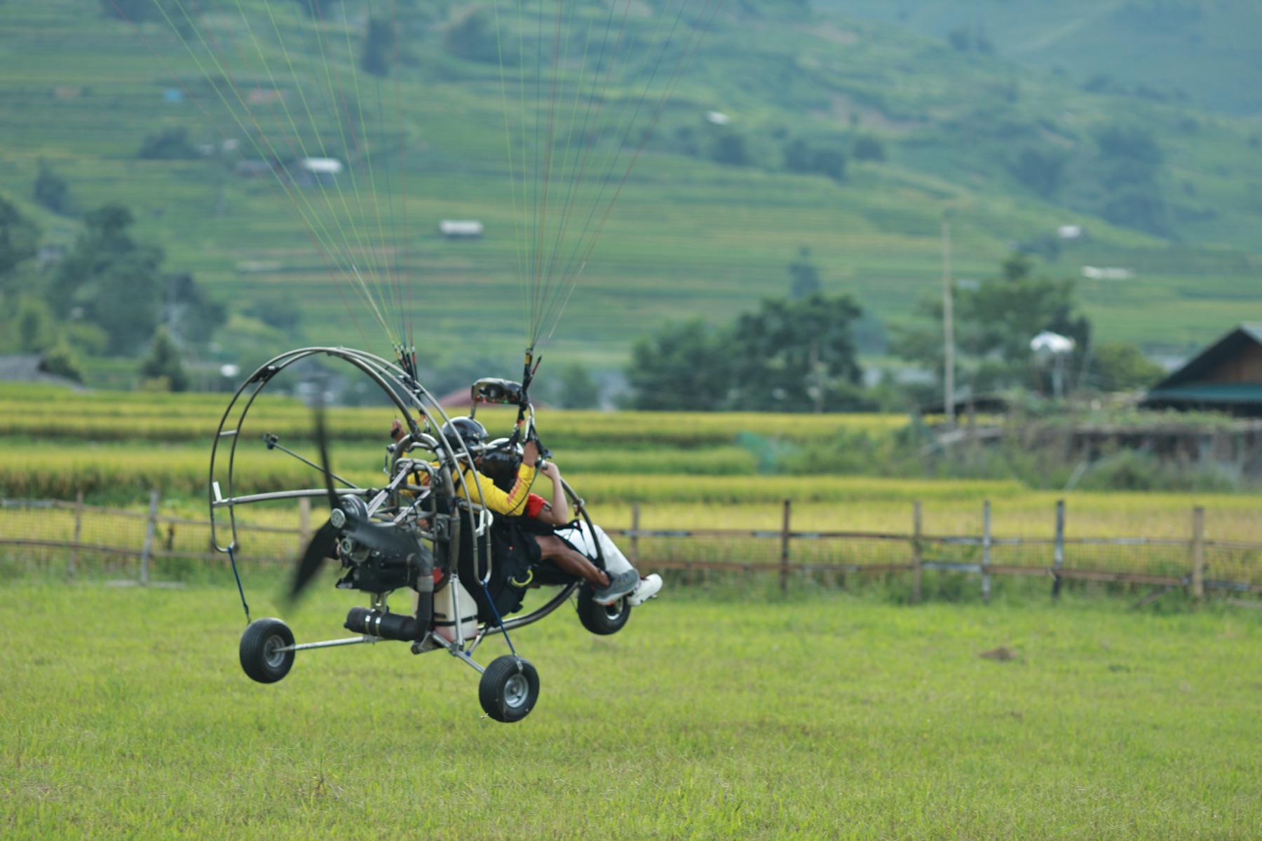 Xe trike PPG ở những mét cuối trước khi bánh chạm cỏ: giữ thẳng hướng, không lái gắt sát mặt đất