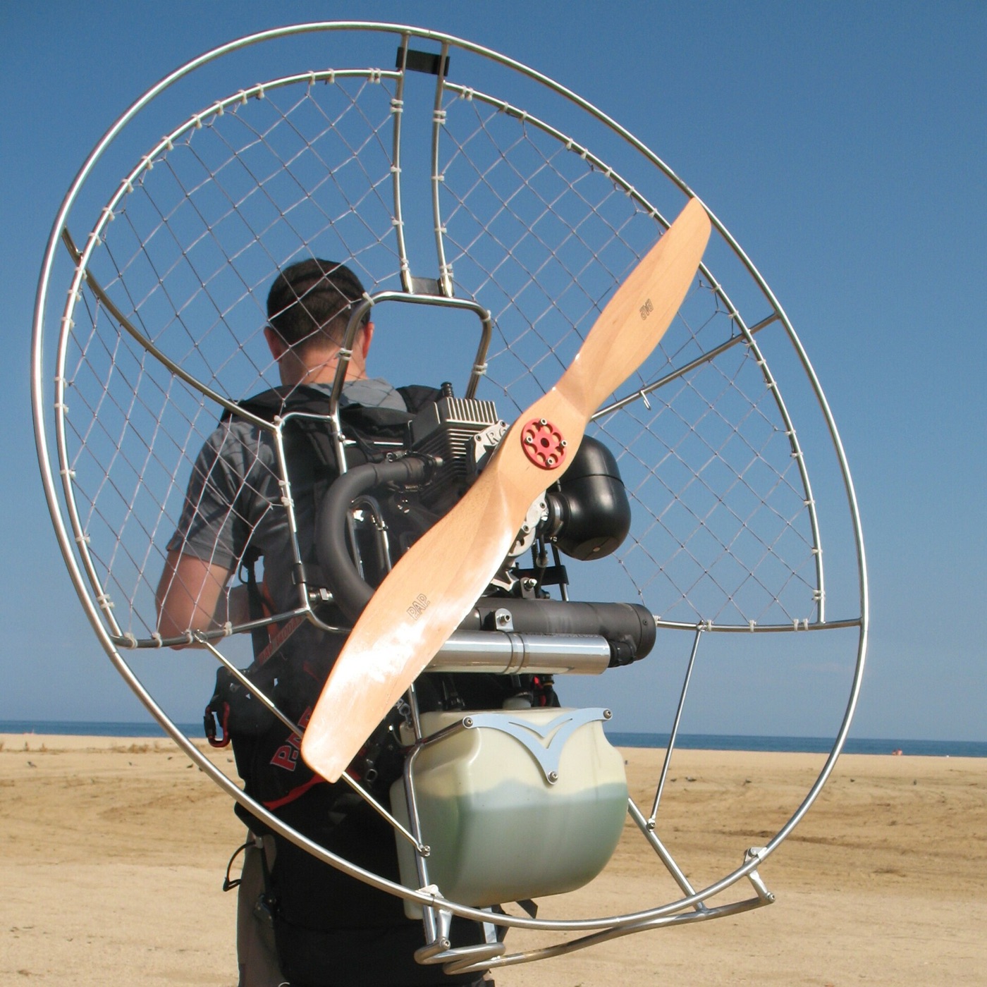 Cụm động cơ paramotor đeo sau lưng: khung, lồng bảo vệ, lưới, cánh quạt và bình xăng
