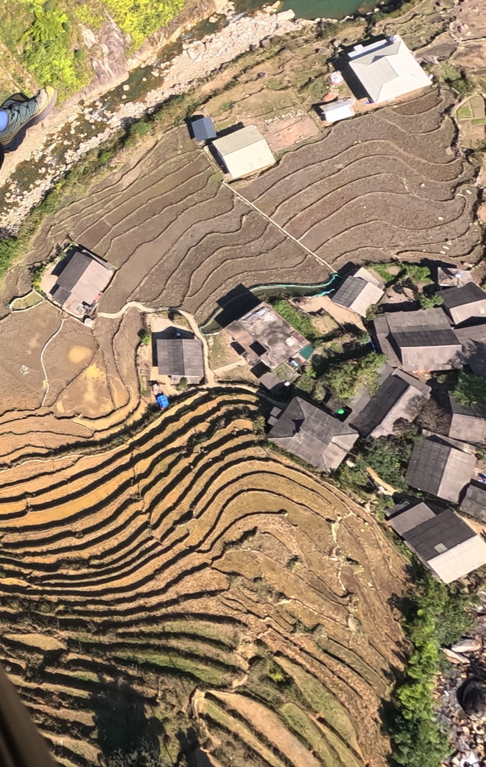 Suối, nhà dân và ruộng bậc thang dưới đáy thung lũng Mường Hoa nhìn từ dù lượn