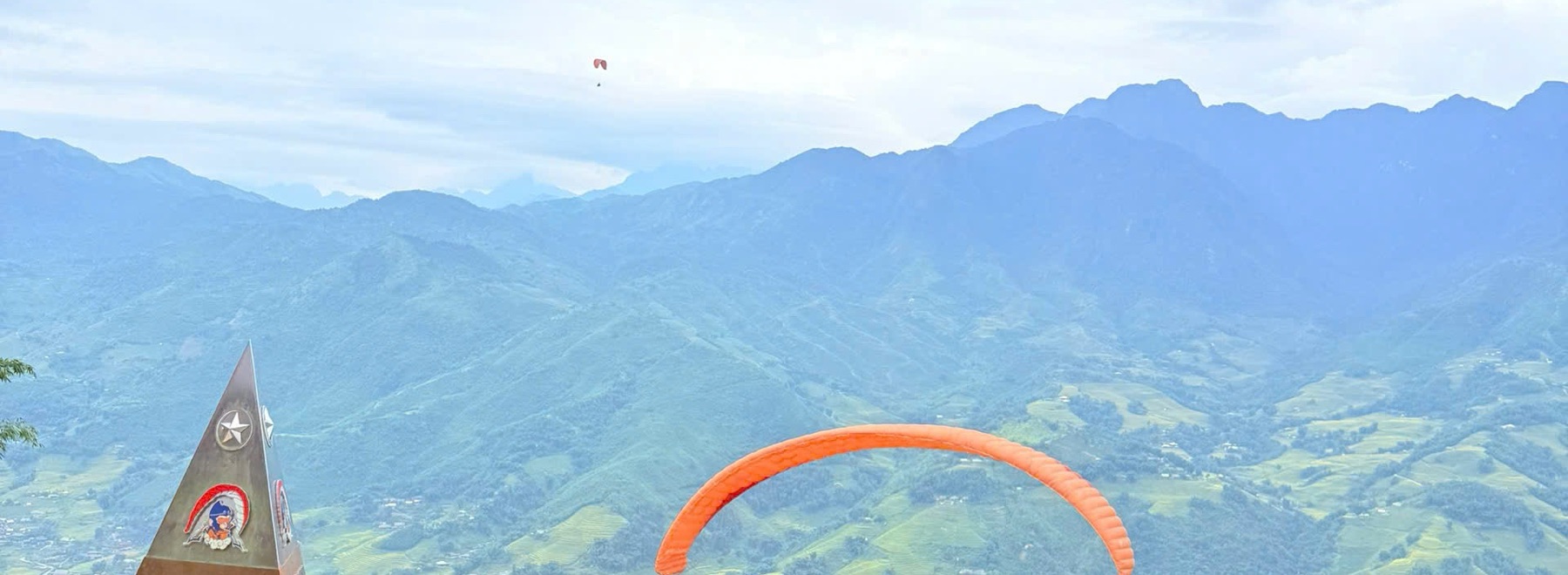 Vòm dù vừa cất cánh trên thung lũng Mường Hoa nhìn từ bãi cất cánh Sa Pa
