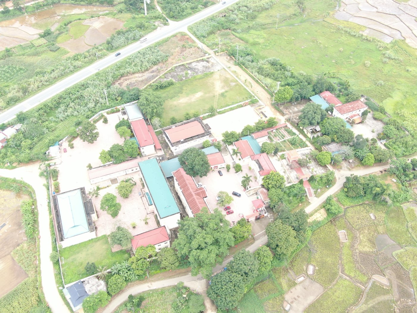 Đường, cột điện và nhà dưới chân núi Viên Nam nhìn thẳng từ flycam