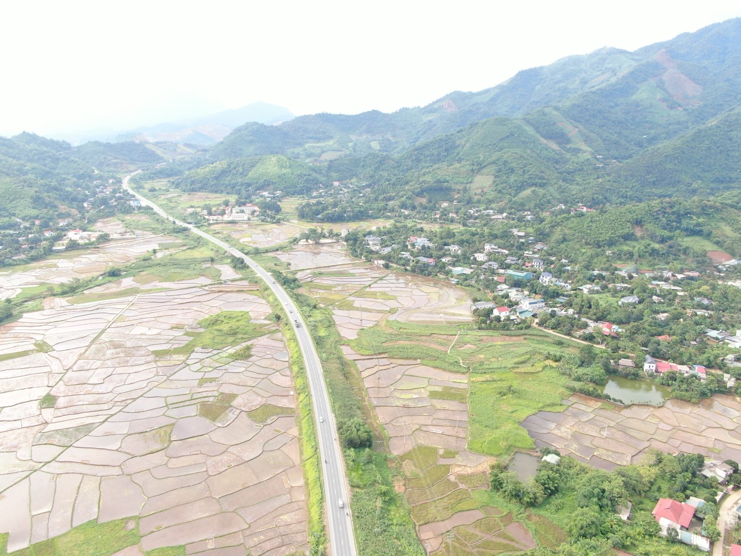 Thung lũng và đồng ruộng dưới chân núi Viên Nam nhìn từ trên cao