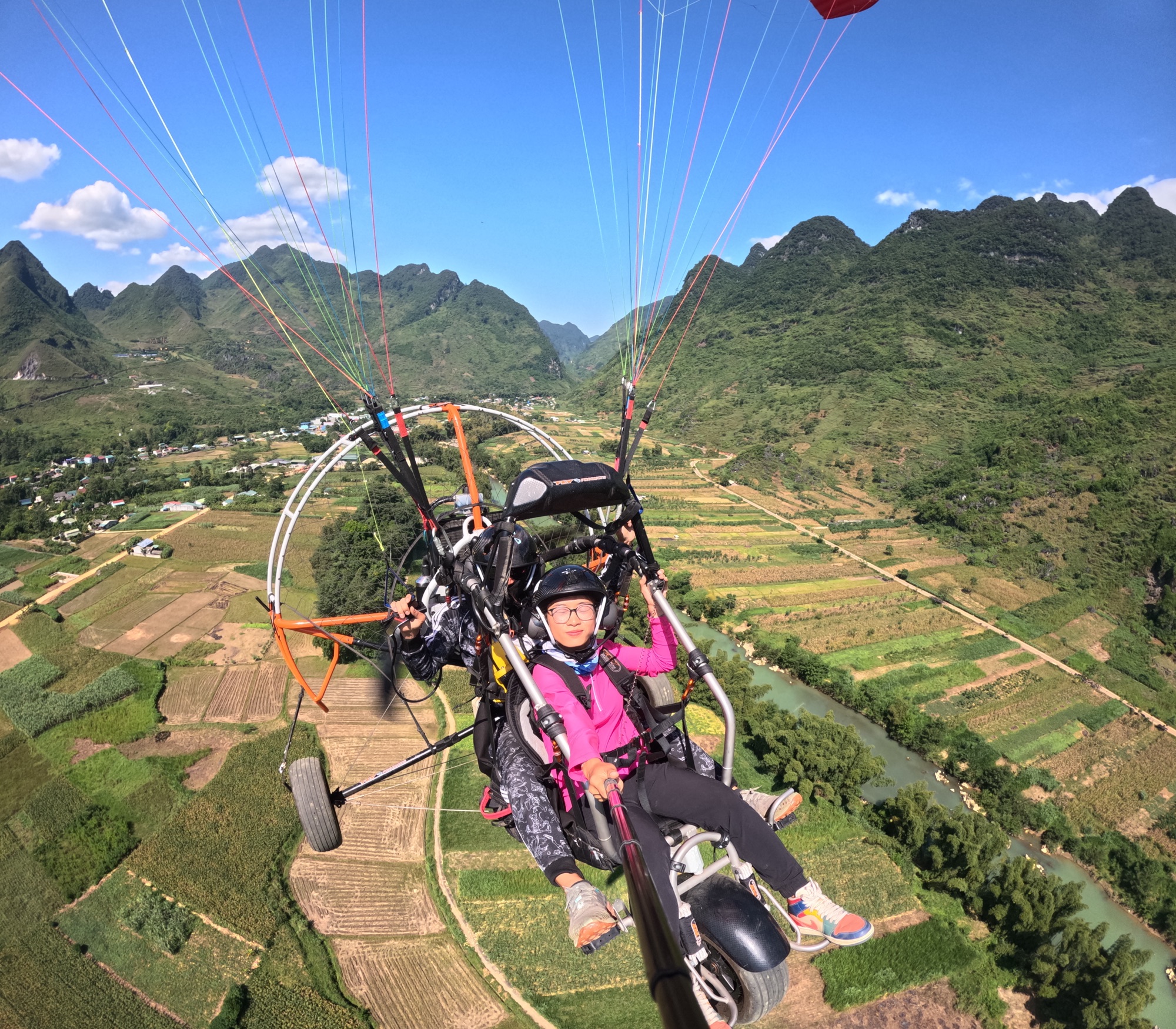 Bay dù lượn có động cơ trên thung lũng Quản Bạ, Hà Giang