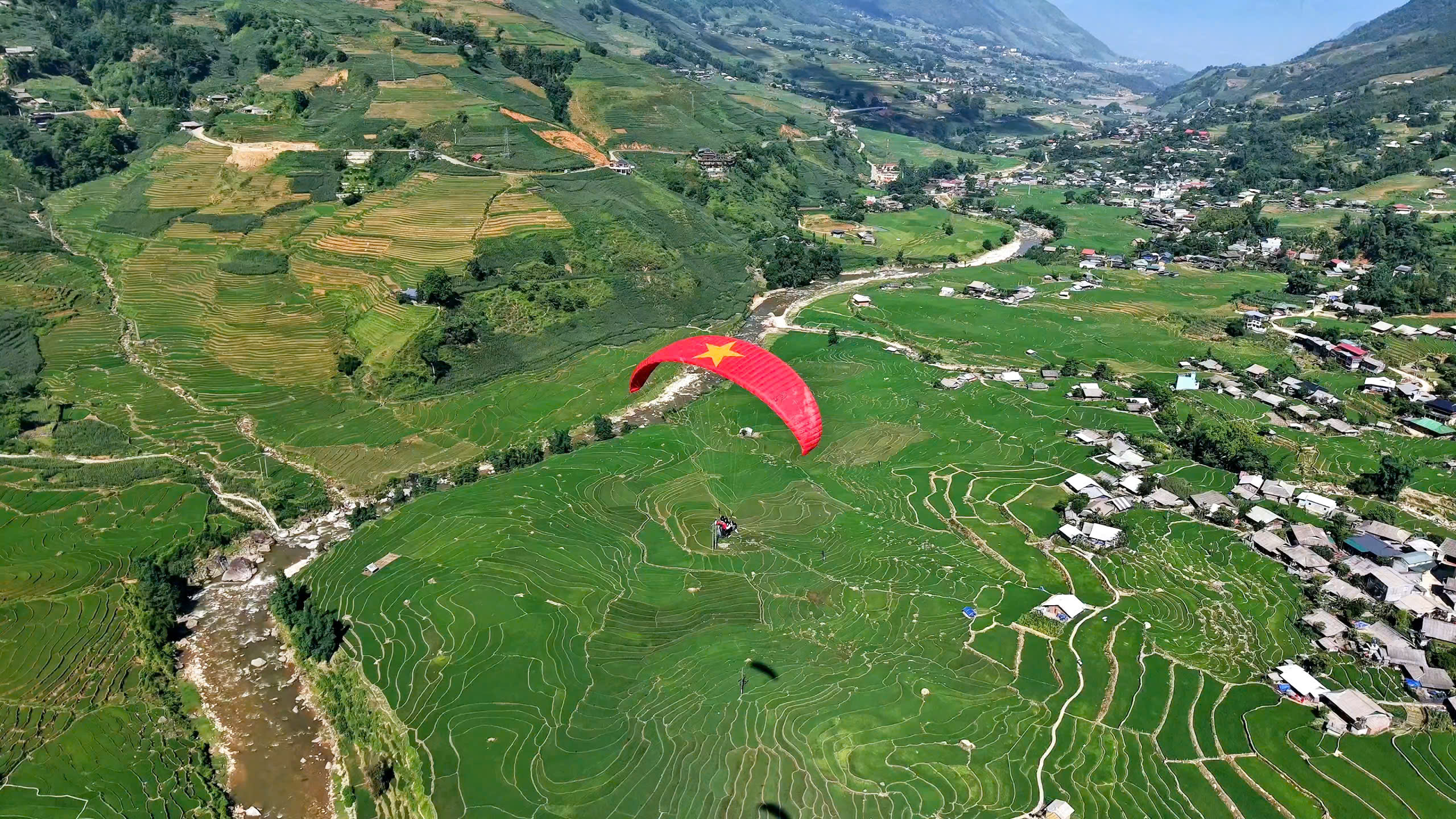 Bay dù lượn trên thung lũng Mường Hoa, Sa Pa